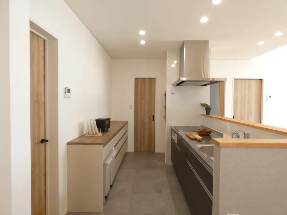 化粧梁と丸柱が彩る、心地よさが広がるお家