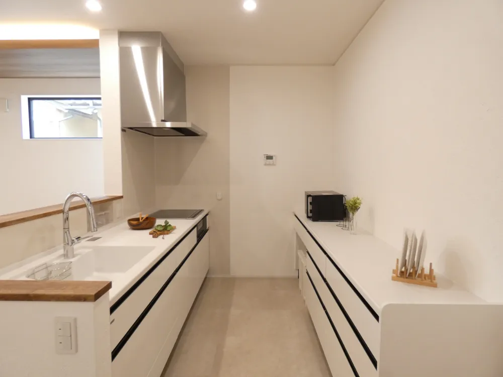 間接照明の優しい光につつまれる、木目が映えるお家