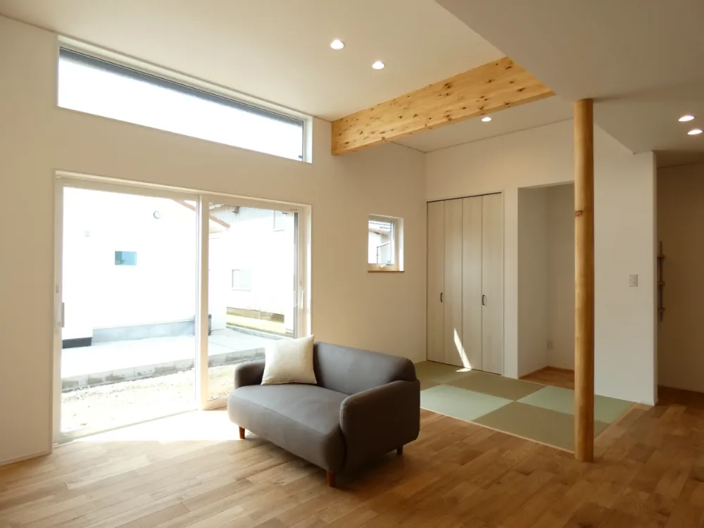 化粧梁と丸柱が彩る、心地よさが広がるお家