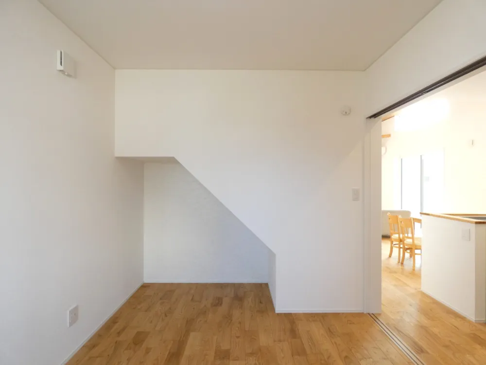 高天井の開放感と木目の心地よさ。防音室のある暮らしを楽しむお家