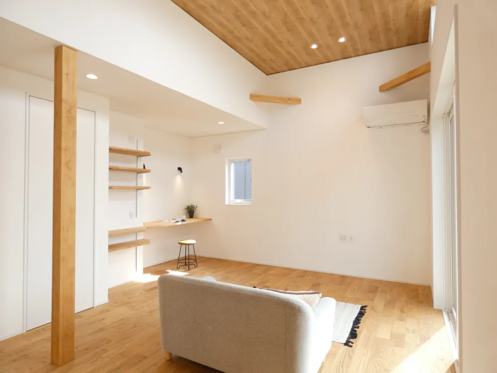 高天井の開放感と木目の心地よさ。防音室のある暮らしを楽しむお家