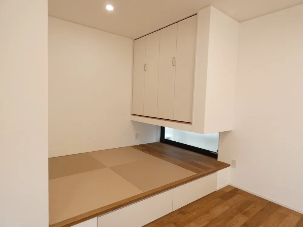 間接照明の優しい光につつまれる、木目が映えるお家