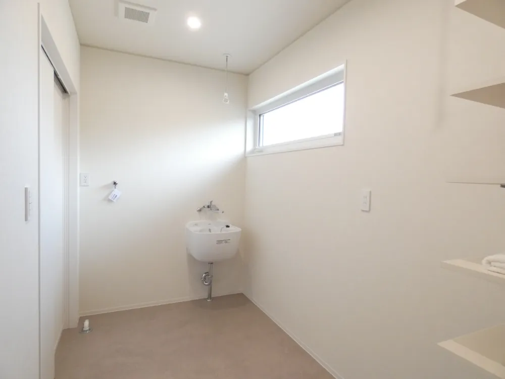 間接照明の優しい光につつまれる、木目が映えるお家