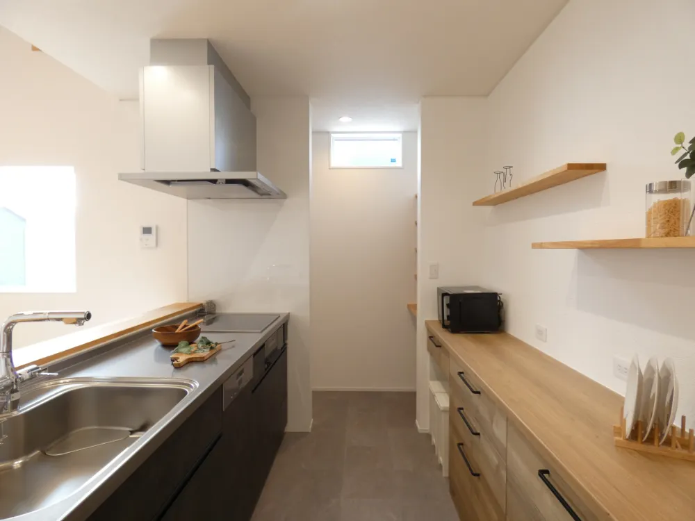 高天井の開放感と木目の心地よさ。防音室のある暮らしを楽しむお家