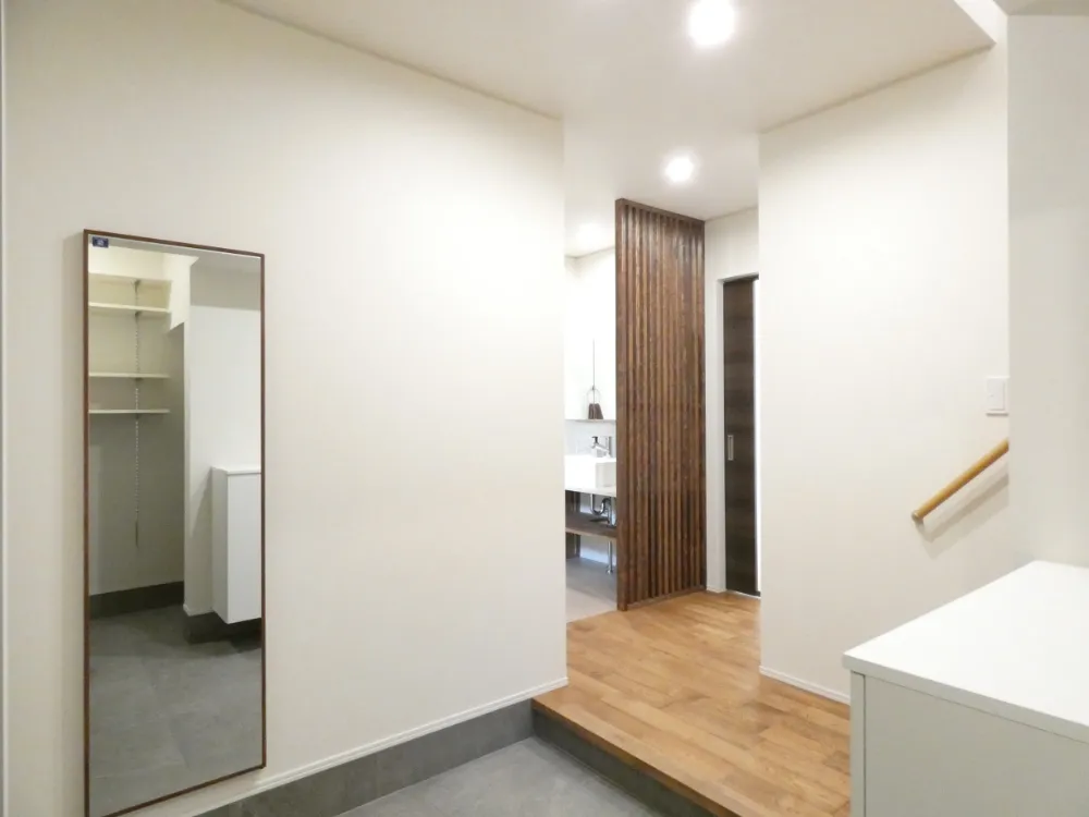 間接照明の優しい光につつまれる、木目が映えるお家