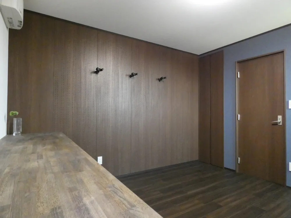 高天井の開放感と木目の心地よさ。防音室のある暮らしを楽しむお家