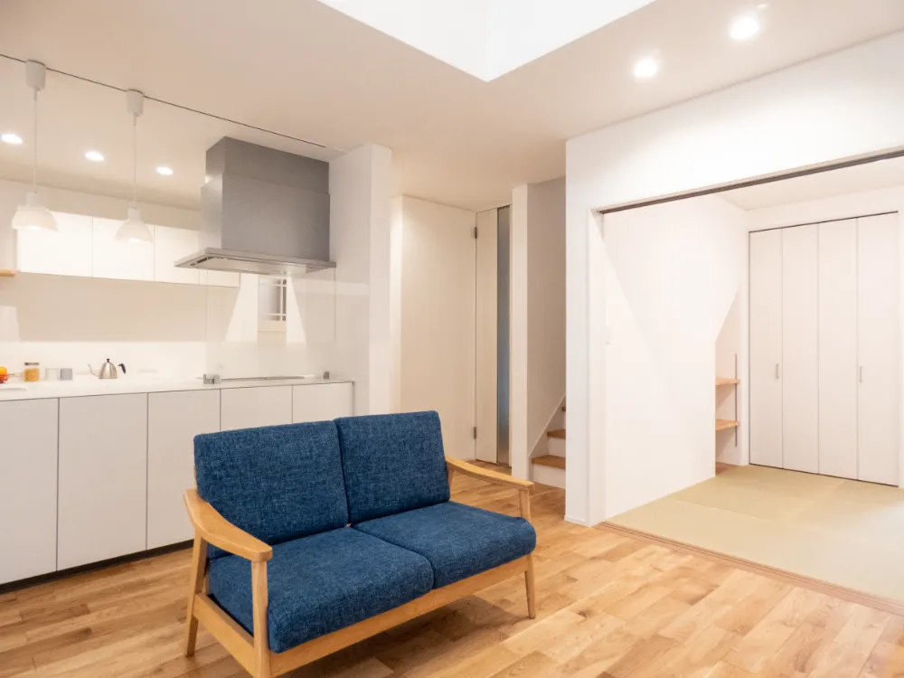 勾配天井のＬＤＫと、本好きのための本棚があるお家