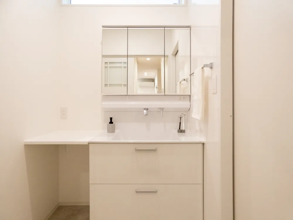 勾配天井のＬＤＫと、本好きのための本棚があるお家