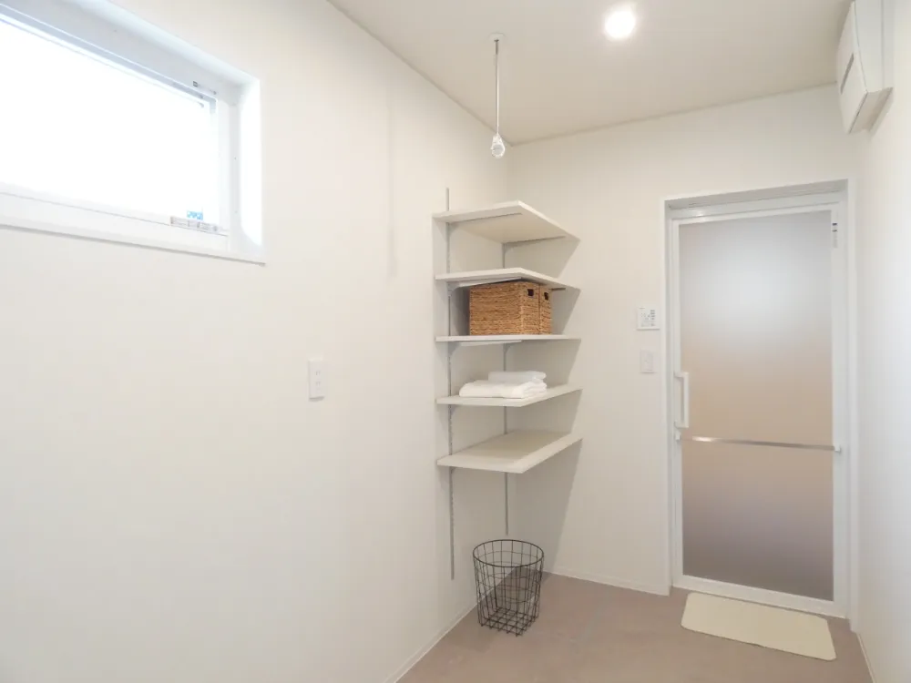 間接照明の優しい光につつまれる、木目が映えるお家