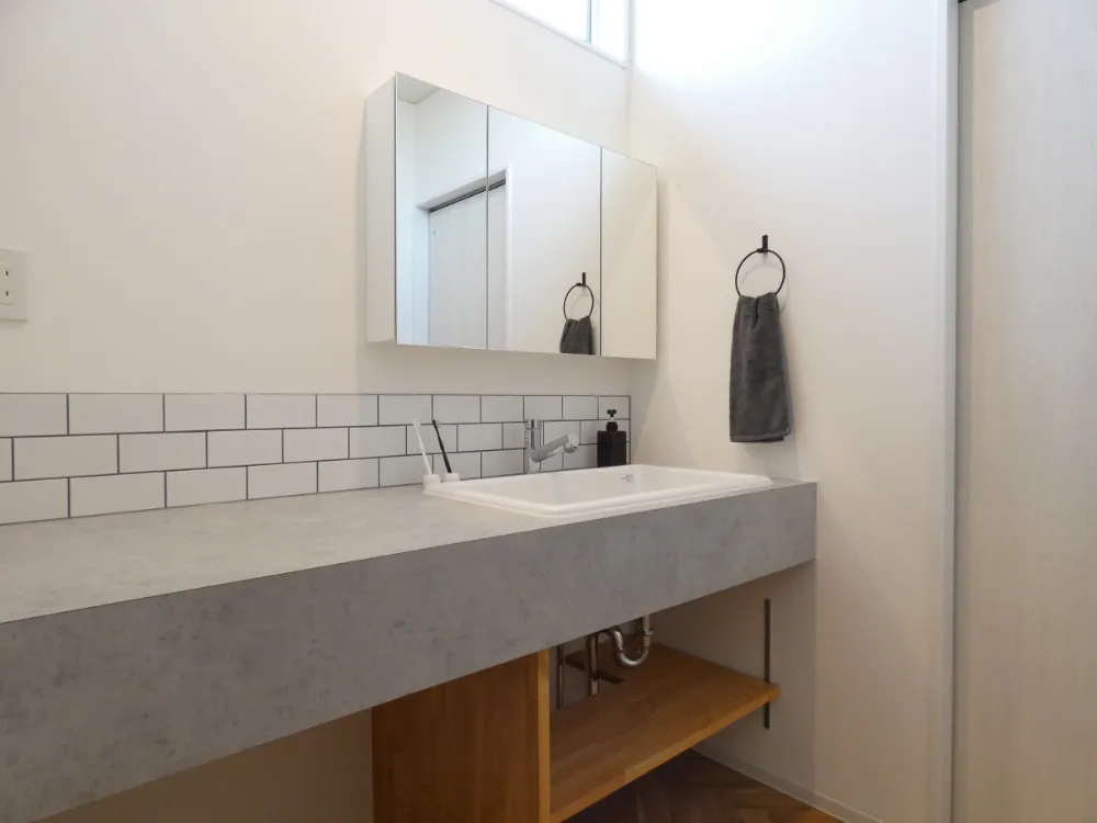 化粧梁と丸柱が彩る、心地よさが広がるお家