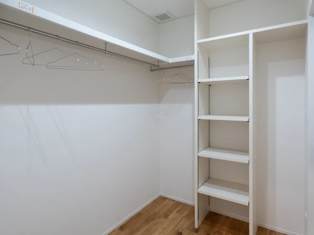 勾配天井のＬＤＫと、本好きのための本棚があるお家