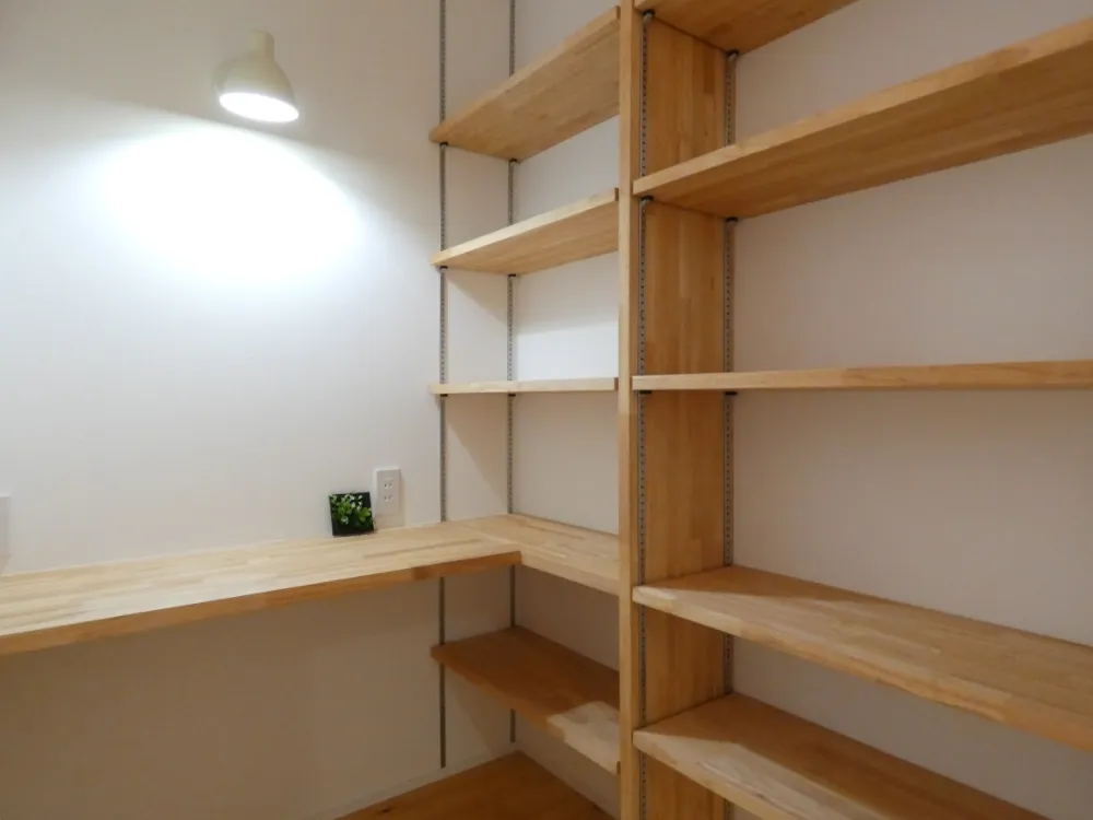 勾配天井のＬＤＫと、本好きのための本棚があるお家