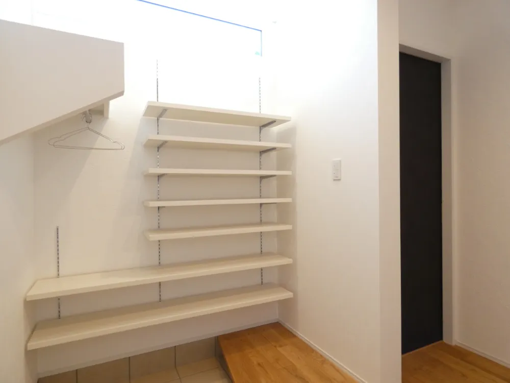 高天井の開放感と木目の心地よさ。防音室のある暮らしを楽しむお家