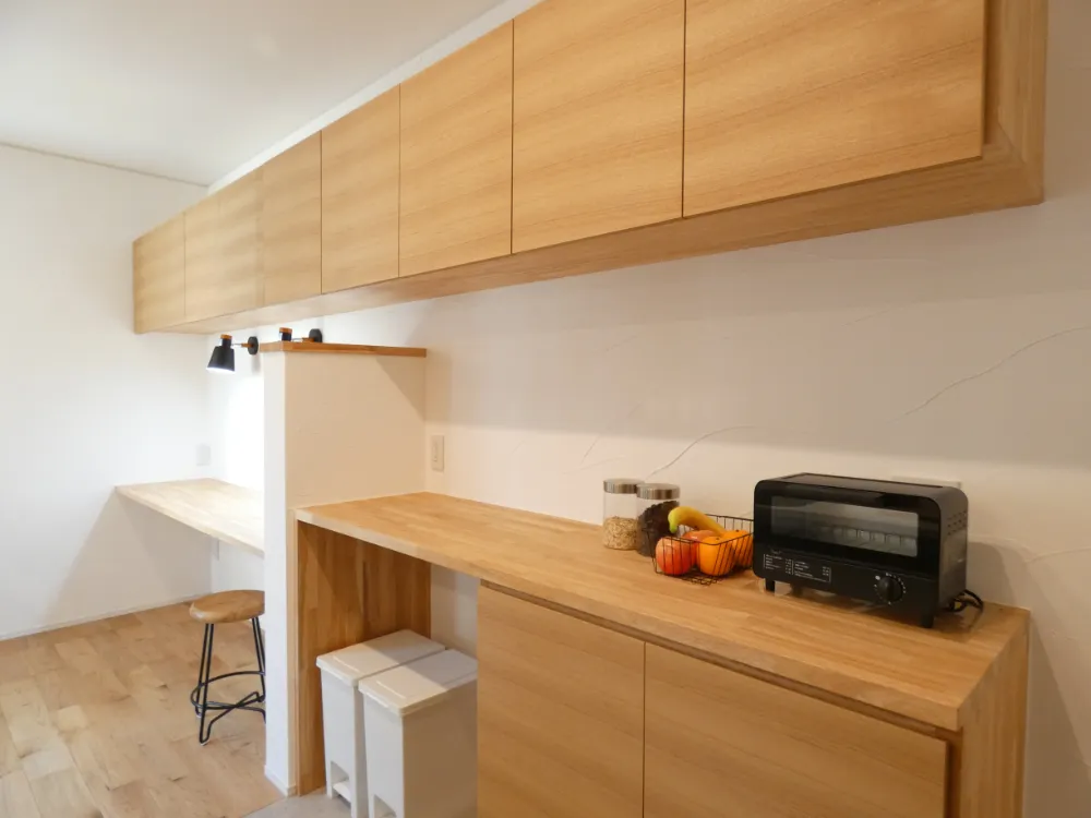 こだわりの造作家具や銘木を取り入れた、ぬくもりを感じられるお家