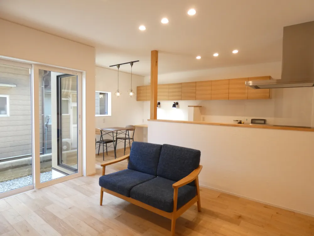 こだわりの造作家具や銘木を取り入れた、ぬくもりを感じられるお家