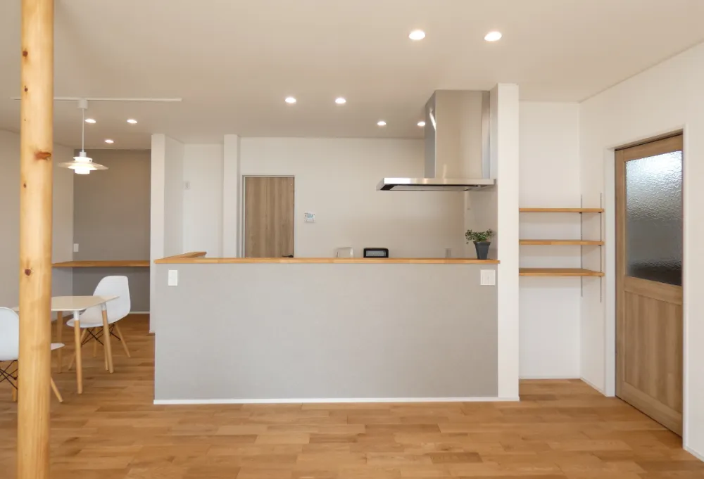 化粧梁と丸柱が彩る、心地よさが広がるお家