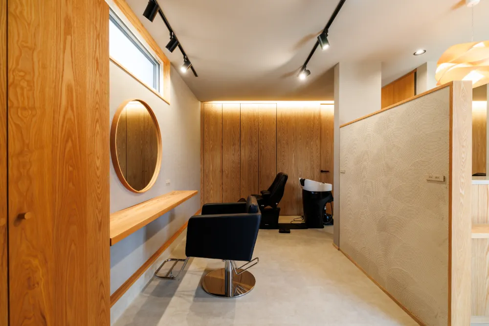 焼杉と自然素材で仕上げた、店舗併用住宅