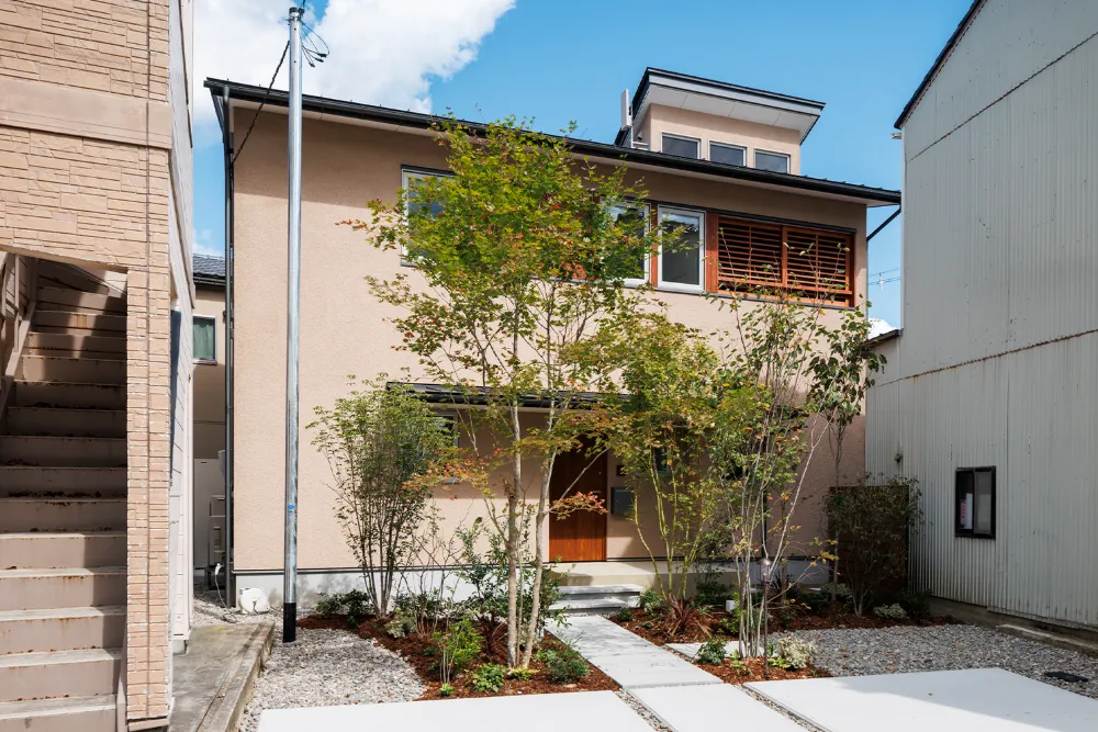 光と風に包まれ、くつろぎの2階リビング