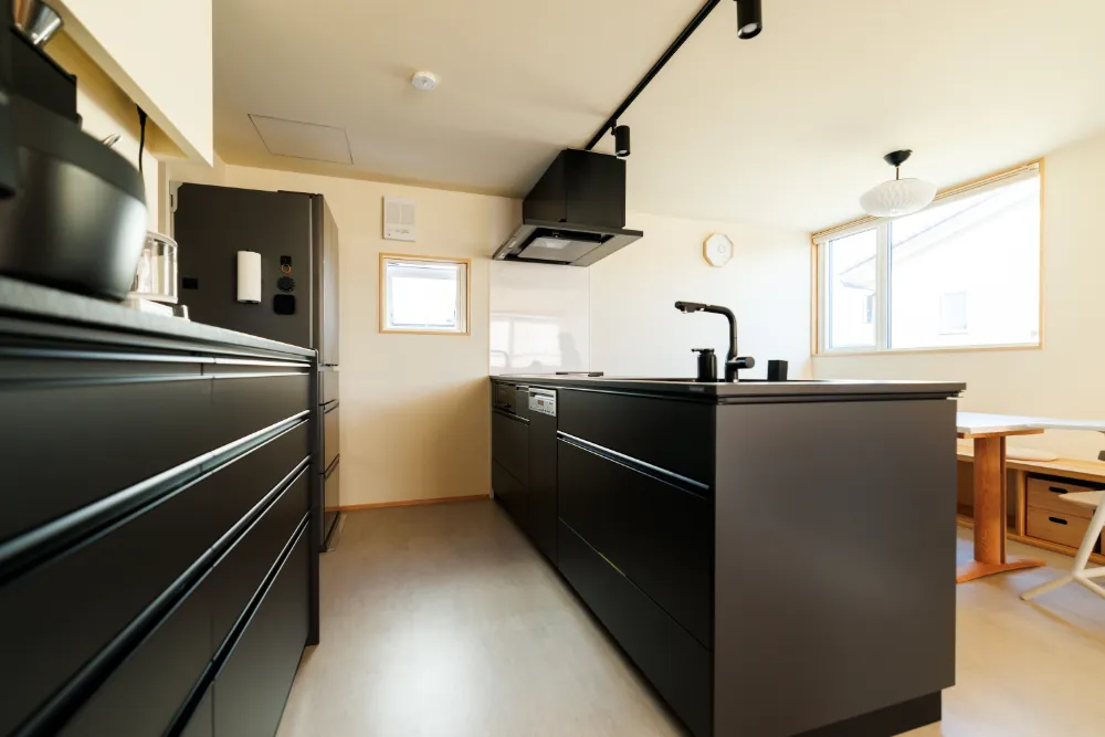 焼杉と自然素材で仕上げた、店舗併用住宅