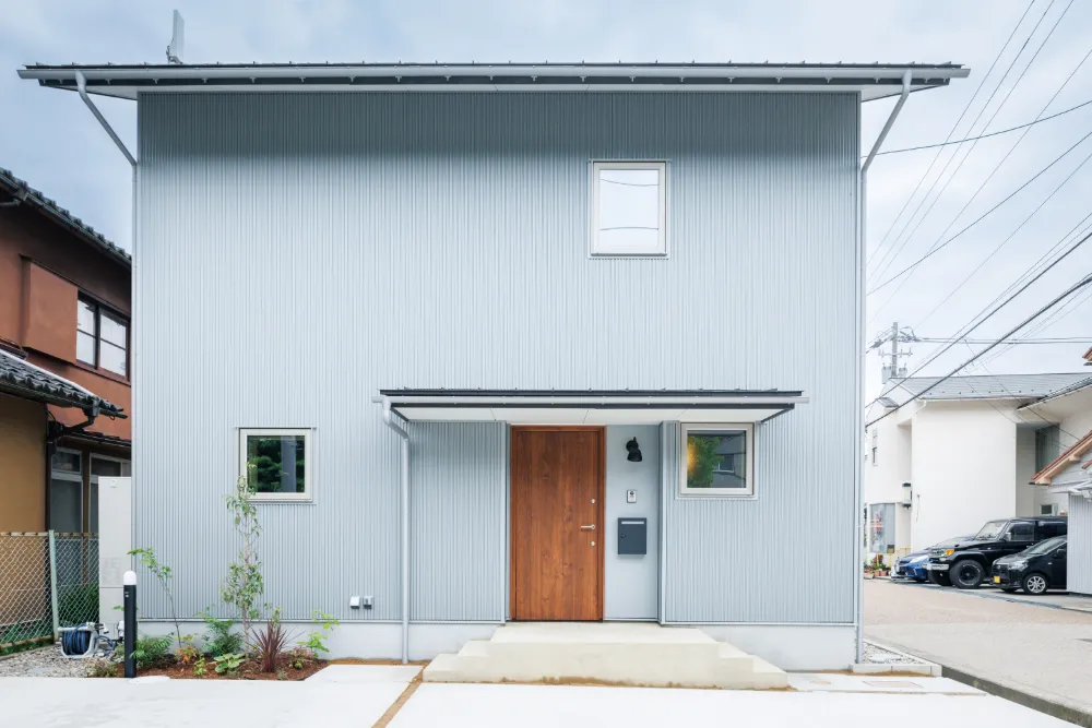 街中で豊かに暮らすお庭のある家