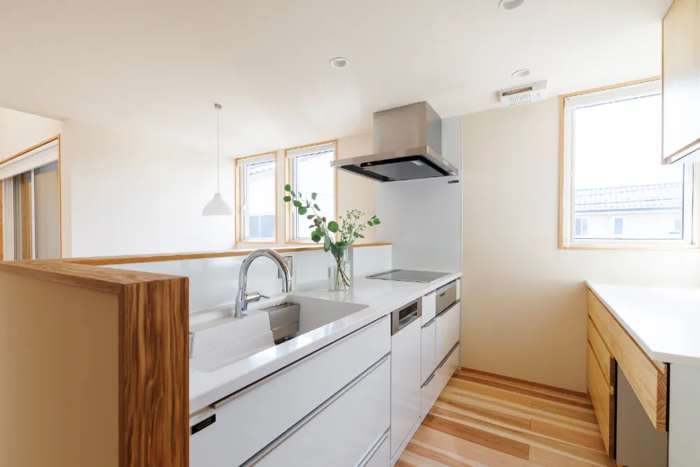 光と風に包まれ、くつろぎの2階リビング