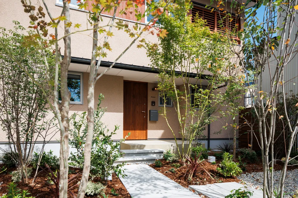 光と風に包まれ、くつろぎの2階リビング