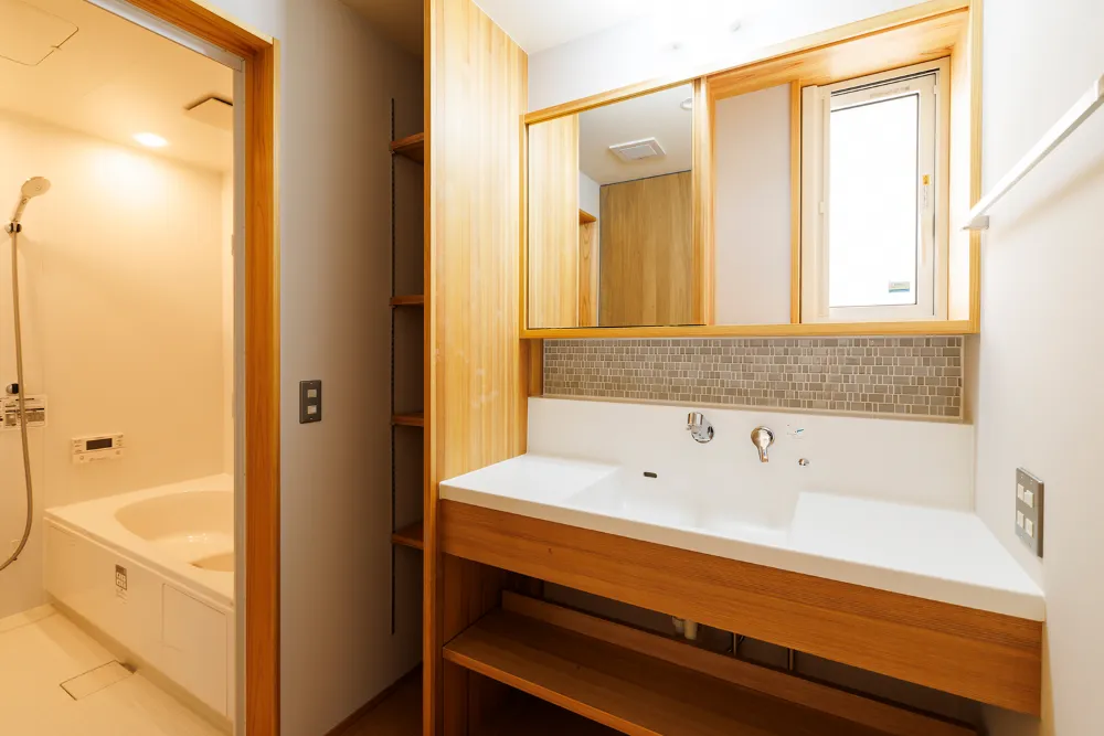 光と風に包まれ、くつろぎの2階リビング