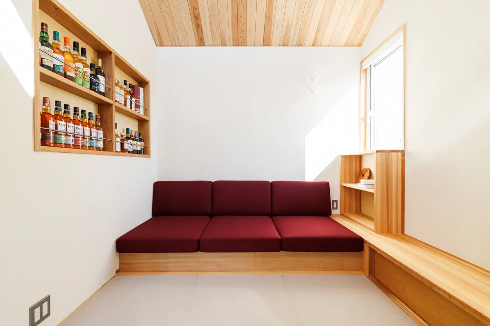 光と風に包まれ、くつろぎの2階リビング