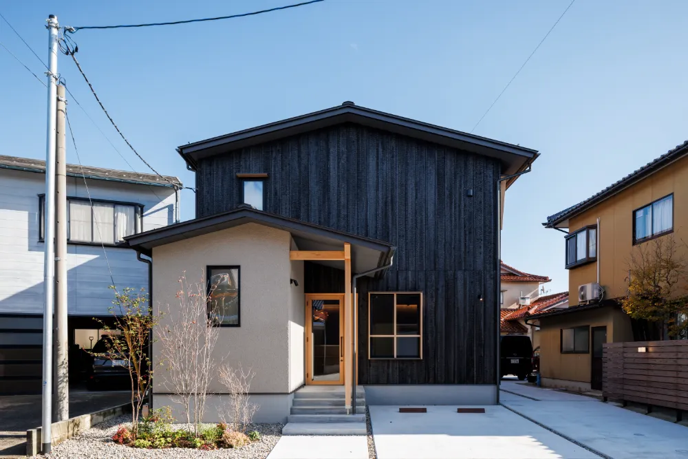 焼杉と自然素材で仕上げた、店舗併用住宅