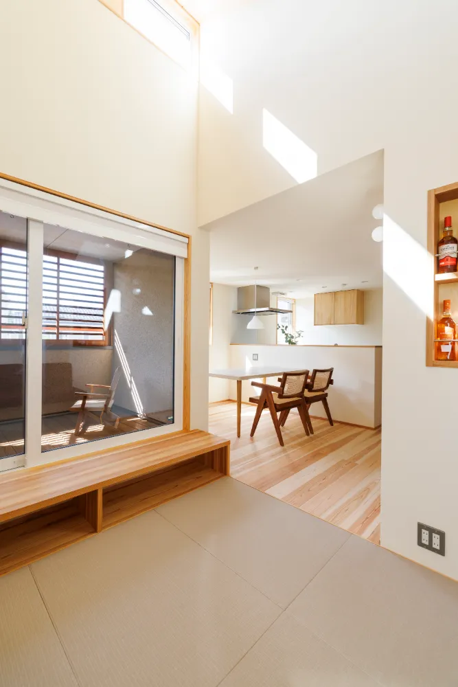 光と風に包まれ、くつろぎの2階リビング