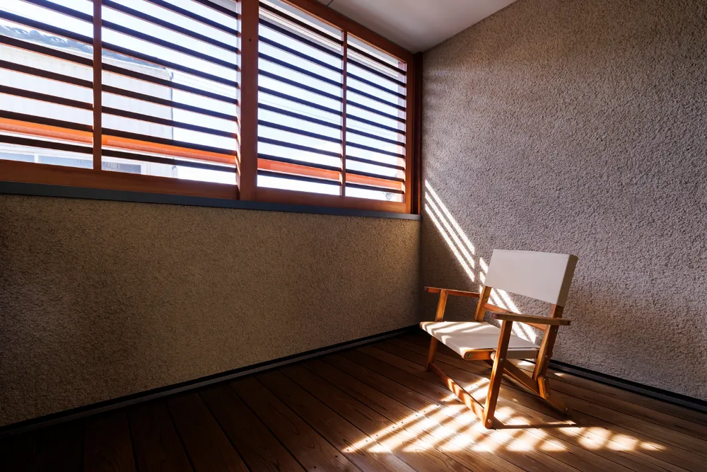 光と風に包まれ、くつろぎの2階リビング