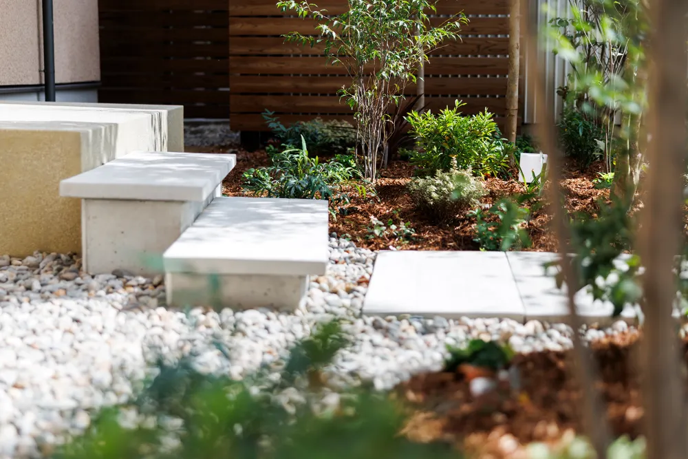 光と風に包まれ、くつろぎの2階リビング