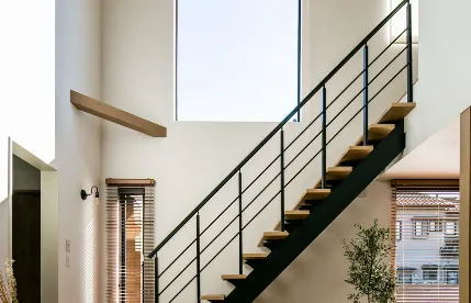 Aコース：オープン階段